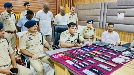 युवतियों को महंगे गिफ्ट का झांसा देकर ठगी करने वाले 3 ठग दिल्ली से गिरफ्तार युवतियों को महंगे गिफ्ट का झांसा देकर ठगी करने वाले 3 ठग दिल्ली से गिरफ्तार