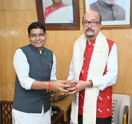 राज्यपाल डेका से राजस्व मंत्री वर्मा ने  की सौजन्य भेंट
