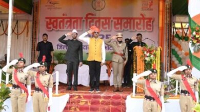 सांसद बृजमोहन अग्रवाल ने पण्डित चक्रपाणी शुक्ल हाई स्कूल मैदान में किया ध्वजारोहण