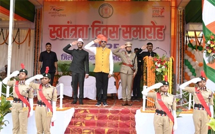 सांसद बृजमोहन अग्रवाल ने पण्डित चक्रपाणी शुक्ल हाई स्कूल मैदान में किया ध्वजारोहण सांसद बृजमोहन अग्रवाल ने पण्डित चक्रपाणी शुक्ल हाई स्कूल मैदान में किया ध्वजारोहण