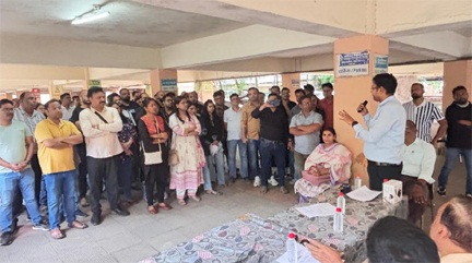 बैंक अधिकारियों की हुई गिरफ्तारियों के विरोध में इंडियन ओवरसीज़ बैंक के 200 बैंककर्मी नाराज़गी व्यक्त की बैंक अधिकारियों की हुई गिरफ्तारियों के विरोध में इंडियन ओवरसीज़ बैंक के 200 बैंककर्मी नाराज़गी व्यक्त की