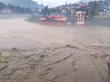 भारी बारिश से चार जिलों में बाढ़ भारी बारिश से चार जिलों में बाढ़