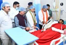 उपमुख्यमंत्री विजय शर्मा ने मेडिकल कॉलेज हॉस्पिटल पहुंच आईडी ब्लास्ट में घायल ग्रामीण और भालू के हमले में घायल जवान से भेंटकर पूछा स्वास्थ्य का हाल