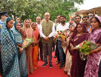 गोद ग्राम सोनपूरी में राज्यपाल का जनसंवाद, अंतिम पंक्ति तक योजनाओं के लाभ पर जोर गोद ग्राम सोनपूरी में राज्यपाल का जनसंवाद, अंतिम पंक्ति तक योजनाओं के लाभ पर जोर
