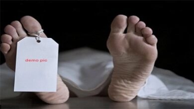 सब्जी काटने वाले औजार से महिला ने रेत लिया खुद का गला