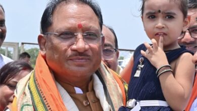 नन्ही सृष्टि को गोद में उठाकर मुख्यमंत्री  विष्णु देव साय ने रच दिया अपनत्व और स्नेह का अविस्मरणीय पल