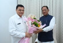 मुख्यमंत्री साय से वाणिज्य एवं उद्योग मंत्री लखनलाल देवांगन ने की सौजन्य मुलाकात