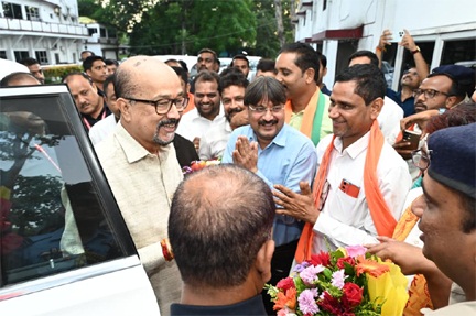 राज्यपाल रमेन डेका का रायगढ़ सर्किट हाउस पहुंचने पर किया गया भव्य स्वागत