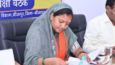 मंत्री राजवाड़े ने बीजापुर में की विभागीय योजनाओं की समीक्षा -अधिकारियों को दिए जरूरी निर्देश