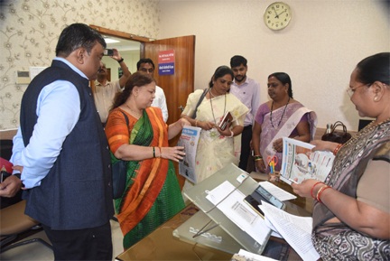 सूचना-प्रसार की दिशा में छत्तीसगढ़ बना रोल मॉडल : छत्तीसगढ़ संवाद व जनसंपर्क विभाग की कार्यप्रणाली ने महाराष्ट्र के अधिकारियों को किया प्रभावित सूचना-प्रसार की दिशा में छत्तीसगढ़ बना रोल मॉडल : छत्तीसगढ़ संवाद व जनसंपर्क विभाग की कार्यप्रणाली ने महाराष्ट्र के अधिकारियों को किया प्रभावित