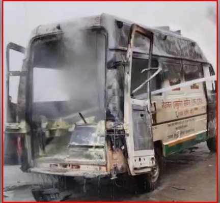 गर्भवती महिला को लेकर आ रही एंबुलेंस में लगी आग