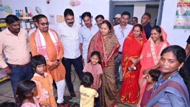 महिला एवं बाल विकास मंत्री लक्ष्मी राजवाड़े ने धरसेड़ी आंगनबाड़ी केंद्र का औचक निरीक्षण किया