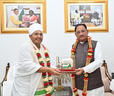 मुख्यमंत्री से पूज्य संत असंग देव ने की सौजन्य भेंट मुख्यमंत्री से पूज्य संत असंग देव ने की सौजन्य भेंट