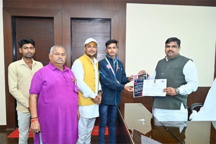 शिक्षा मंत्री गजेन्द्र यादव से ओमप्रकाश सेन ने की सौजन्य भेंट शिक्षा मंत्री गजेन्द्र यादव से ओमप्रकाश सेन ने की सौजन्य भेंट