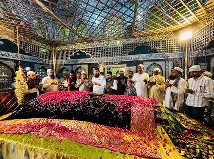 प्रधानमंत्री नरेंद्र मोदी के जन्मदिवस पर मुस्लिम राष्ट्रीय मंच ने दरगाह में चढ़ाई चादर, की लंबी उम्र और स्वस्थ जीवन की दुआ प्रधानमंत्री नरेंद्र मोदी के जन्मदिवस पर मुस्लिम राष्ट्रीय मंच ने दरगाह में चढ़ाई चादर, की लंबी उम्र और स्वस्थ जीवन की दुआ