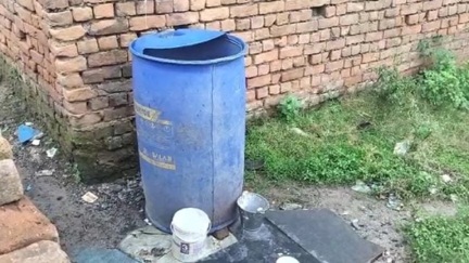 नशेड़ी युवक ने 7 साल की बच्ची को डाला नीले ड्रम में नशेड़ी युवक ने 7 साल की बच्ची को डाला नीले ड्रम में