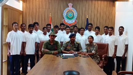 नारायणपुर जिले में 17 माओवादियों ने किया सरेंडर नारायणपुर जिले में 17 माओवादियों ने किया सरेंडर