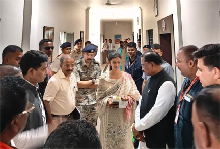 बाढ़ में बही पुस्तकें, टेबलेट भी हुआ खराब, पर नहीं रुकेगी पूनम की प्रतियोगी परीक्षा की तैयारी बाढ़ में बही पुस्तकें, टेबलेट भी हुआ खराब, पर नहीं रुकेगी पूनम की प्रतियोगी परीक्षा की तैयारी