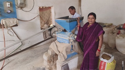 बिहान से अनिता की बदली किस्मत : हॉलर मिल, किराना एवं पत्तल-दोना व्यवसाय से बनी लखपति दीदी