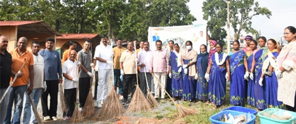 एक दिन-एक घंटा स्वच्छता ही सेवा अभियान के तहत बलरामपुर बाजार परिसर में सामूहिक श्रमदान एक दिन-एक घंटा स्वच्छता ही सेवा अभियान के तहत बलरामपुर बाजार परिसर में सामूहिक श्रमदान