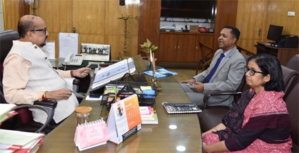 भू-जल स्तर बचाने, डबरी निर्माण के लिए किसानों को करें प्रोत्साहित – डेका