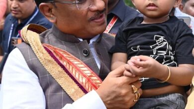 सरल और सहज मुख्यमंत्री विष्णु देव साय का दिखा अपनत्व, नन्हे इवान को गोद में लेकर किया दुलार