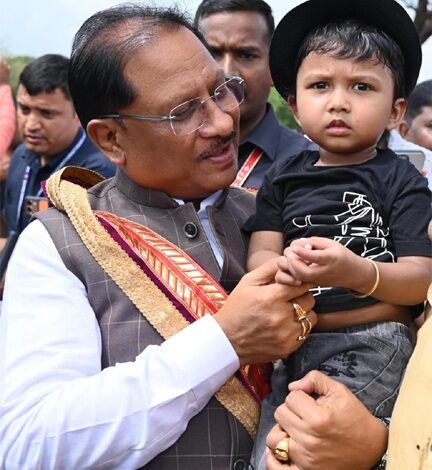 सरल और सहज मुख्यमंत्री विष्णु देव साय का दिखा अपनत्व, नन्हे इवान को गोद में लेकर किया दुलार