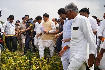 मध्यप्रदेश सरकार किसानों के साथ किसानों को किसी तरह का नुकसान नहीं होने देंगे : मुख्यमंत्री डॉ. यादव मध्यप्रदेश सरकार किसानों के साथ किसानों को किसी तरह का नुकसान नहीं होने देंगे : मुख्यमंत्री डॉ. यादव