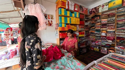 रितु रजक कपड़े का व्यवसाय अपनाकर बनी आत्मनिर्भर