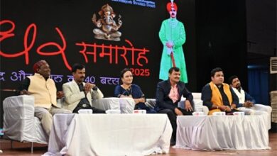 चक्रधर समारोह 2025: काव्य संध्या में गूंजा हास्य, वीर रस और व्यंग्य का संगम
