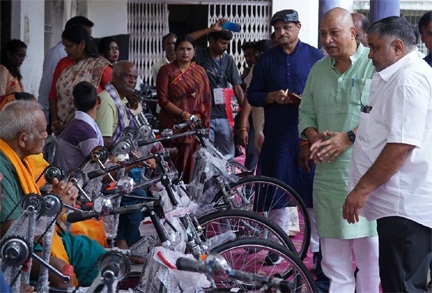 पर्यटन एवं संस्कृति मंत्री राजेश अग्रवाल ने दिव्यांगजनों को ट्रायसायकल एवं व्हीलचेयर का किया वितरण पर्यटन एवं संस्कृति मंत्री राजेश अग्रवाल ने दिव्यांगजनों को ट्रायसायकल एवं व्हीलचेयर का किया वितरण