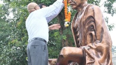 कलेक्टर भगवान सिंह उइके ने महात्मा गांधी की प्रतिमा पर किया माल्यार्पण