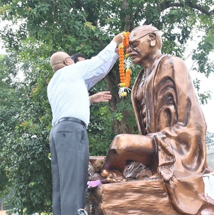 कलेक्टर भगवान सिंह उइके ने महात्मा गांधी की प्रतिमा पर किया माल्यार्पण कलेक्टर भगवान सिंह उइके ने महात्मा गांधी की प्रतिमा पर किया माल्यार्पण