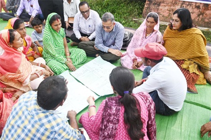 आदि कर्मयोगी अभियान के राज्य नोडल अधिकारी एम. राज मुरूगन कबीरधाम के ग्रामीणों से किया सीधा संवाद आदि कर्मयोगी अभियान के राज्य नोडल अधिकारी एम. राज मुरूगन कबीरधाम के ग्रामीणों से किया सीधा संवाद