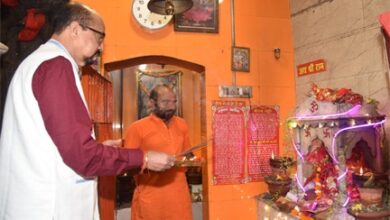 राज्यपाल डेका ने हनुमान मंदिर में पूजा अर्चना की
