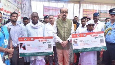 राज्यपाल रमेन डेका ने पीएम आवास योजना के हितग्राहियों को किया सम्मानित