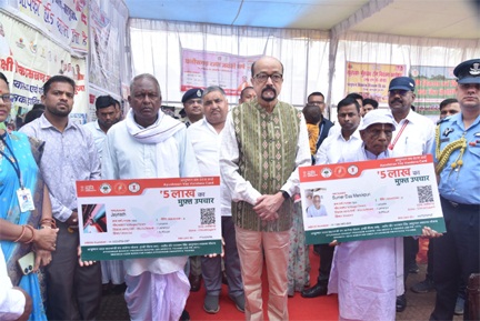 राज्यपाल रमेन डेका ने पीएम आवास योजना के हितग्राहियों को किया सम्मानित राज्यपाल रमेन डेका ने पीएम आवास योजना के हितग्राहियों को किया सम्मानित