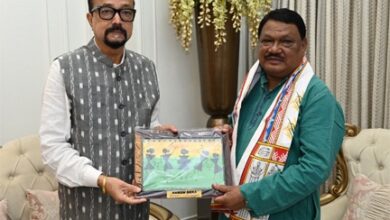 राज्यपाल रमेन डेका से जनजातीय मामलों के केन्द्रीय मंत्री ओराम नेे सौजन्य भेंट की राज्यपाल रमेन डेका से जनजातीय मामलों के केन्द्रीय मंत्री ओराम नेे सौजन्य भेंट की