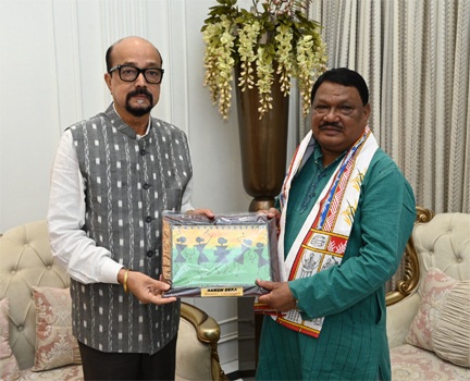 राज्यपाल रमेन डेका से जनजातीय मामलों के केन्द्रीय मंत्री ओराम नेे सौजन्य भेंट की राज्यपाल रमेन डेका से जनजातीय मामलों के केन्द्रीय मंत्री ओराम नेे सौजन्य भेंट की