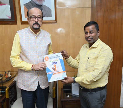 राज्यपाल डेका को ‘प्रारंभ‘ पत्रिका का विशेषांक भेंट