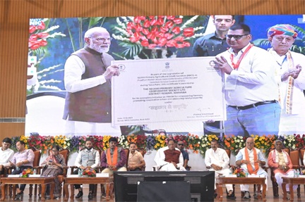 प्रधानमंत्री नरेन्द्र मोदी ने किसानों के लिए 41 हजार करोड़ रूपए से अधिक की दो नई योजनाओं का किया शुभारंभ प्रधानमंत्री नरेन्द्र मोदी ने किसानों के लिए 41 हजार करोड़ रूपए से अधिक की दो नई योजनाओं का किया शुभारंभ