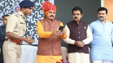 मुख्यमंत्री डॉ. यादव ने मोबाइल से क्यूआर कोड स्कैन कर लांच किया इंदौर पुलिस का चेटबॉट
