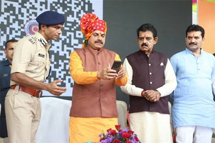 मुख्यमंत्री डॉ. यादव ने मोबाइल से क्यूआर कोड स्कैन कर लांच किया इंदौर पुलिस का चेटबॉट मुख्यमंत्री डॉ. यादव ने मोबाइल से क्यूआर कोड स्कैन कर लांच किया इंदौर पुलिस का चेटबॉट