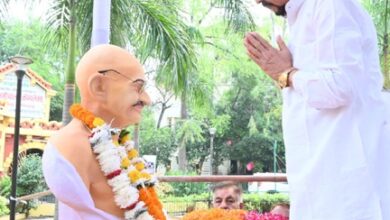 राज्यपाल डेका ने महात्मा गांधी और लाल बहादुर शास्त्री को पुष्पांजलि अर्पित की