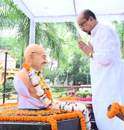 राज्यपाल डेका ने महात्मा गांधी और लाल बहादुर शास्त्री को पुष्पांजलि अर्पित की राज्यपाल डेका ने महात्मा गांधी और लाल बहादुर शास्त्री को पुष्पांजलि अर्पित की
