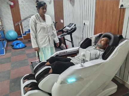 स्वास्थ्य देखभाल केन्द्र में बुजुर्गों को मिलने लगी राहत, फिजियोथेरेपी और पंचकर्म कराने पहुंच रहे हैं मरीज स्वास्थ्य देखभाल केन्द्र में बुजुर्गों को मिलने लगी राहत, फिजियोथेरेपी और पंचकर्म कराने पहुंच रहे हैं मरीज