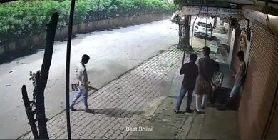 भिलाई में क्रूरता की हद: कोहका बजरंग चौक में कार चालक ने जानबूझकर सड़क किनारे बैठे कुत्ते पर चढ़ाई कार, घटना सीसीटीवी में कैद