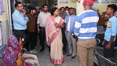 मंत्री लक्ष्मी राजवाड़े ने सूरजपुर जिले के ग्राम भांड़ी में उल्टी-दस्त से पीड़ित ग्रामीणों से की मुलाकात