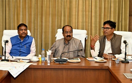 उप मुख्यमंत्री अरुण साव ने वन एवं पर्यावरण मंत्री केदार कश्यप और वित्त मंत्री ओ.पी. चौधरी के साथ राज्योत्सव व प्रधानमंत्री के नवा रायपुर प्रवास की तैयारियों की समीक्षा की उप मुख्यमंत्री अरुण साव ने वन एवं पर्यावरण मंत्री केदार कश्यप और वित्त मंत्री ओ.पी. चौधरी के साथ राज्योत्सव व प्रधानमंत्री के नवा रायपुर प्रवास की तैयारियों की समीक्षा की