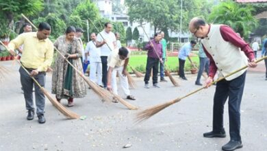 राज्यपाल डेका ने गांधी जयंती पर की साफ-सफाई